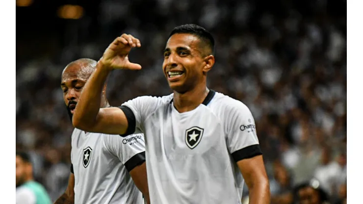 Foto: Kely Pereira/AGIF - Victor Sá revela o que o ajudou a escolher o Botafogo em sua volta ao Brasil