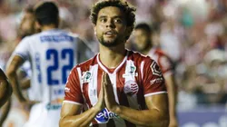 Foto: (Rafael Vieira/AGIF) - Victor Ferraz foi às redes pela primeira vez vestindo a camisa do Náutico nesta quinta (19)