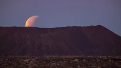 Astronautas um dia podem beber água de antigos vulcões lunares, sugere estudo.
