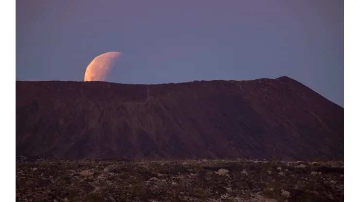 Astronautas um dia podem beber água de antigos vulcões lunares, sugere estudo.
