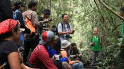 Foto: Pixabay - Grupo de pessoas na floresta.