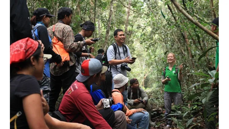 Foto: Pixabay - Grupo de pessoas na floresta.