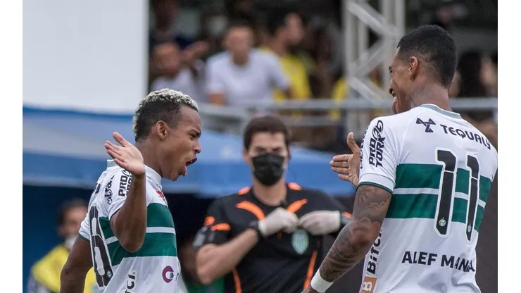 Foto: Robson Mafra/AGIF - Dupla de ataque do Coxa liga o alerta para seguir na titularidade