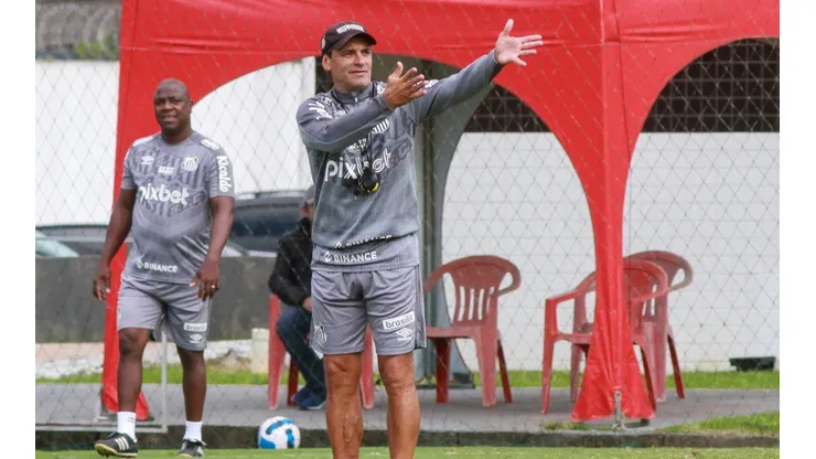 Fernanda Luz/AGIF - Bustos comandando treino do Peixe.