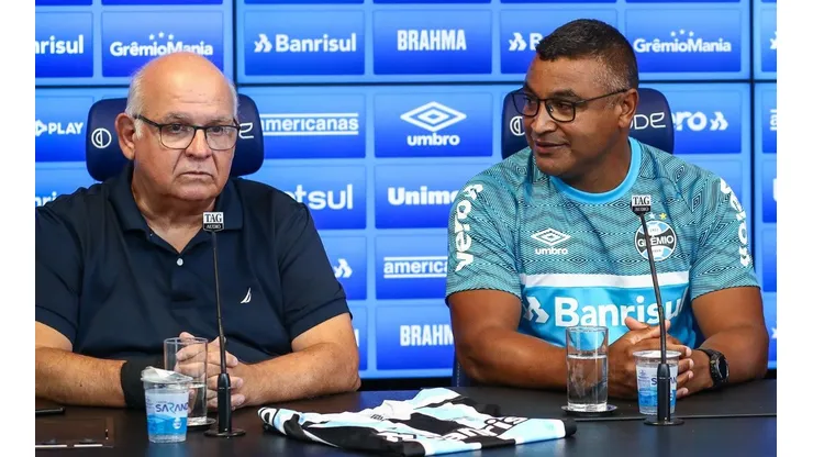 Foto: Lucas Uebel/Grêmio/Divulgação - Presidente Romildo Bolzan Jr. e técnico Roger Machado: Tricolor confirmou nova lesão de defensor