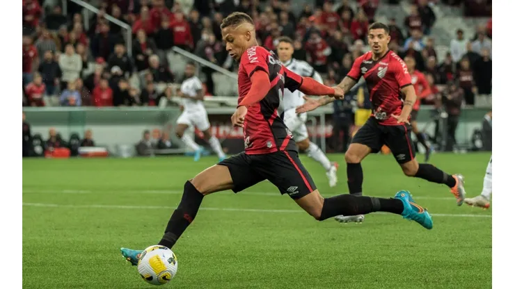 Robson Mafra/AGIF - Vitinho saiu machucado no último jogo do Athletico