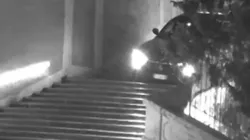 Carro tenta descer ponto turístico na Itália