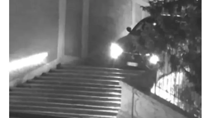 Carro tenta descer ponto turístico na Itália