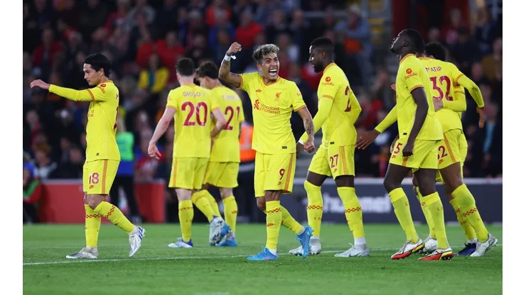 Jogadores do Liverpool comemoram vitória, de virada, sobre o Southampton