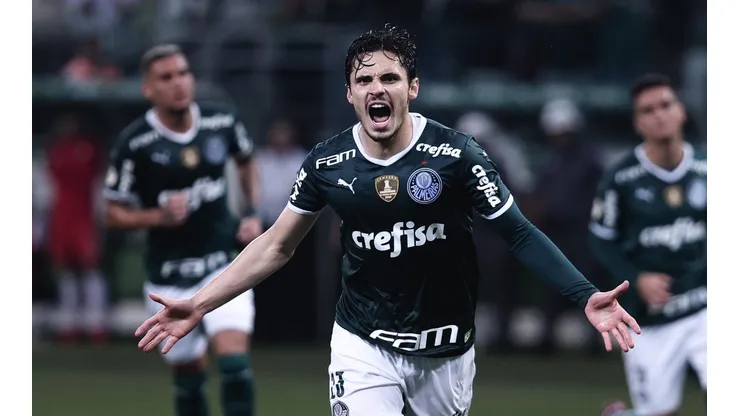 Foto: Ettore Chiereguini/AGIF | Veiga é ofuscado por meia do Galo em corrida pelo Prêmio ESPN Bola de Prata