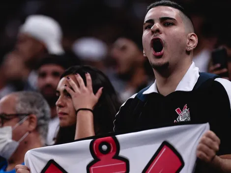 Provocação! Torcida do Corinthians canta "Romarinho é maior do que você" em chegada do Timão na Argentina