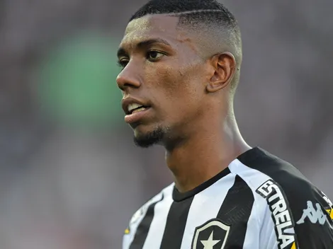 Kanu quebra silêncio sobre negociação com o Botafogo e "cobra" dirigente