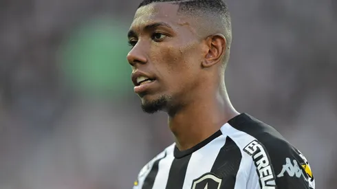 Foto: Thiago Ribeiro/AGIF - Kanu: contrato com o Botafogo está na reta final