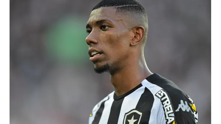 Foto: Thiago Ribeiro/AGIF - Kanu: contrato com o Botafogo está na reta final