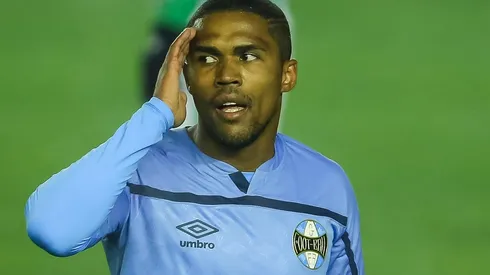 Foto: Pedro H. Tesch/AGIF - Douglas Costa: apontado como exemplo para o Inter não seguir
