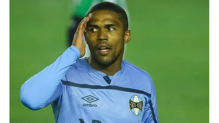 Foto: Pedro H. Tesch/AGIF - Douglas Costa: apontado como exemplo para o Inter não seguir