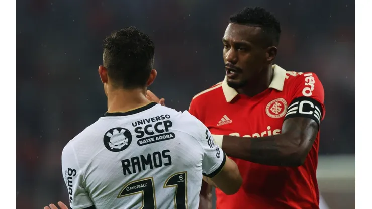 Foto: (Silvio Avila/Getty Images) - Edenilson, do Inter, relatou ter sido chamado de "macaco" por Rafael Ramos, do Corinthians