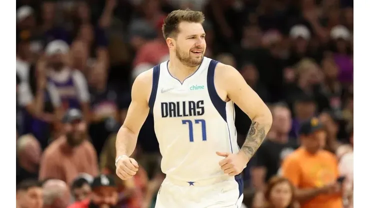 Luka Doncic, 77 do Dallas Mavericks, sorri após cesta contra o Phoenix Suns, no jogo 7 dos playoffs semifinais, no Arizona — Foto: Christian Petersen/Getty Images