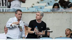 Jorge Rodrigues/AGIF - Treinador assistindo jogo do Botafogo.