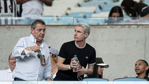 Jorge Rodrigues/AGIF - Treinador assistindo jogo do Botafogo.