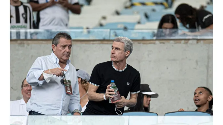 Jorge Rodrigues/AGIF - Treinador assistindo jogo do Botafogo.