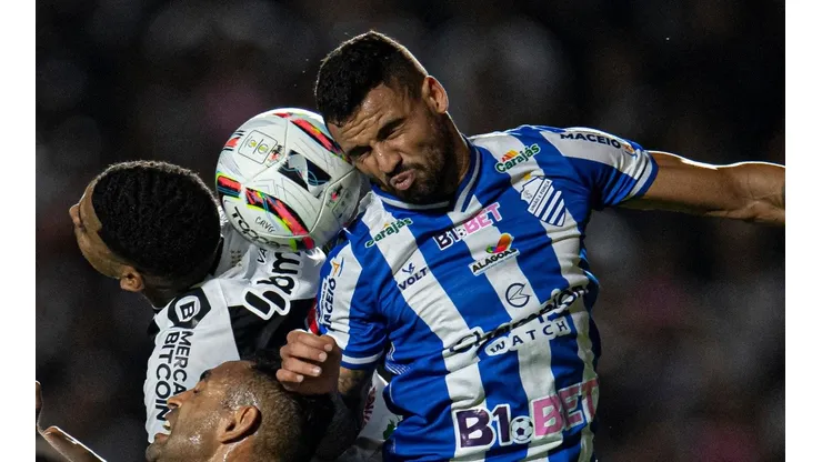 Foto: (Jorge Rodrigues/AGIF) - Lucão é uma das novidades na escalação do CSA