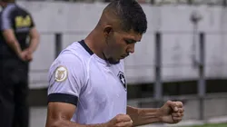 Erison expõe sobre disputada por posição no Botafogo e destaca: "Vai saber"