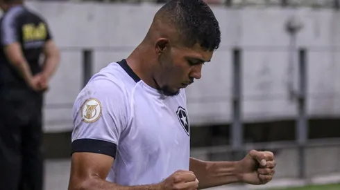 Erison expõe sobre disputada por posição no Botafogo e destaca: