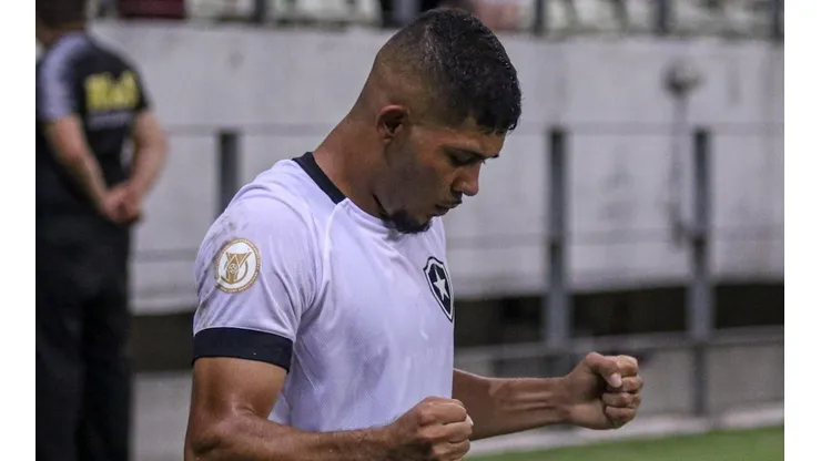 Erison expõe sobre disputada por posição no Botafogo e destaca: "Vai saber"