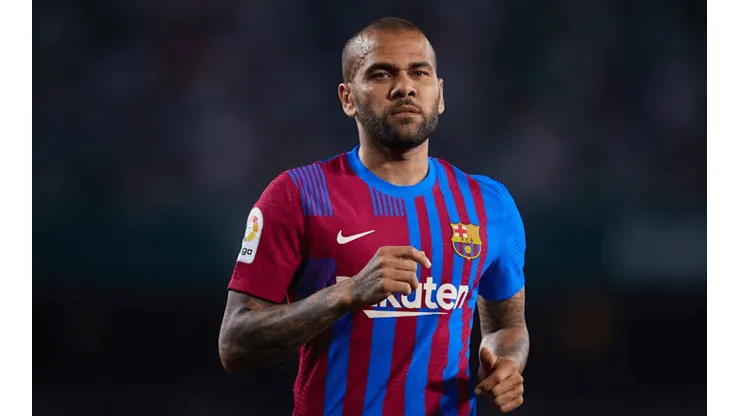 Fran Santiago/Getty Images. Daniel Alves é contestado na seleção brasileira por comentarista