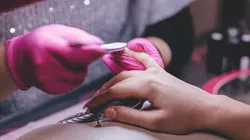 Foto: Pixabay - Uma pessoa em um salão de beleza.