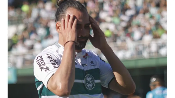 Foto: Gabriel Machado/AGIF - Léo Gamalho: ficou entre os reservas do Coritiba contra o Santos