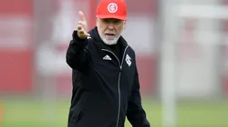 Foto: Ricardo Duarte/Internacional/Divulgação - Mano Menezes: saiu em defesa do meio-campista