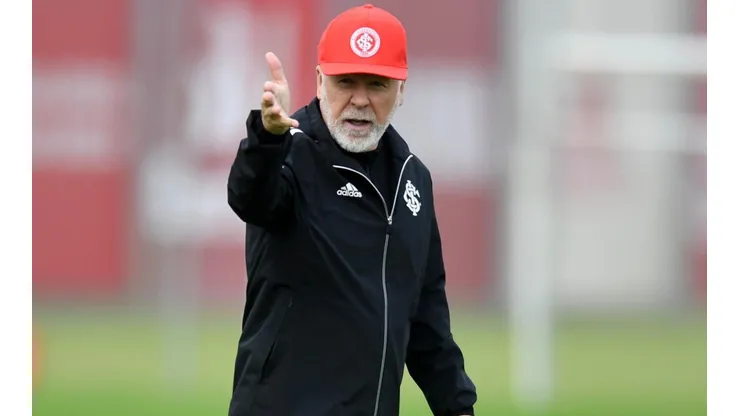 Foto: Ricardo Duarte/Internacional/Divulgação - Mano Menezes: saiu em defesa do meio-campista
