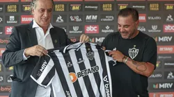 Foto: Pedro Souza / Atlético / Divulgação - Presidente Sérgio Coelho e técnico "Turco" Mohamed: zagueiro tem vínculo curto com o Galo