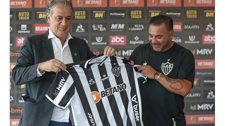 Foto: Pedro Souza / Atlético / Divulgação - Presidente Sérgio Coelho e técnico "Turco" Mohamed: zagueiro tem vínculo curto com o Galo