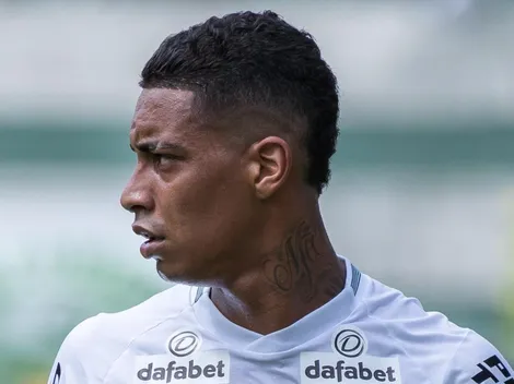 Torcida do Coxa reage depois de curtida polêmica de Alef Manga após eliminação para o Santos