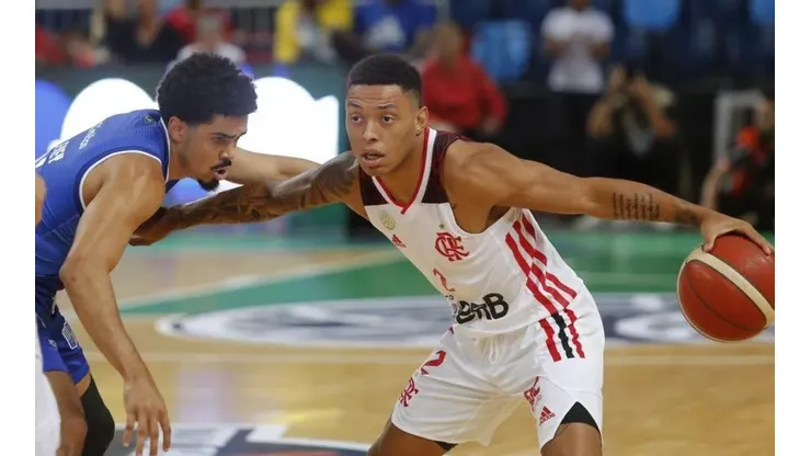 Yago Santos em ação na Champions League de Basquete contra o Minas — Foto: Gilvan de Souza/Flamengo