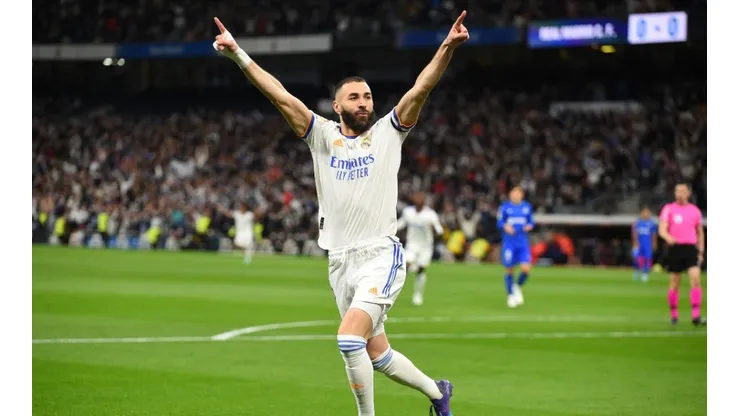Karim Benzema com a camisa do Real Madrid (Foto: Getty Images)