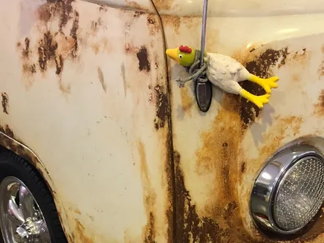 Saiu de um filme de ação? Carro chamuscado e destruído é visto em via pública trafegando nos Estados Unidos