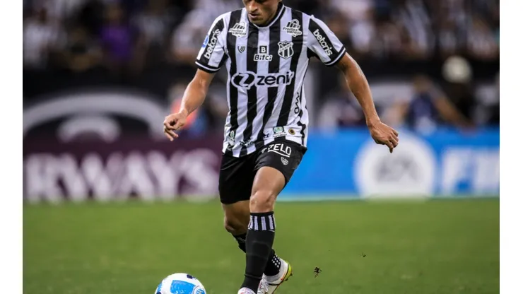 Lucas Emanuel/AGIF - Nino Paraíba marca belo gol na vitória do Ceará