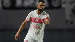 Foto: (Francisco Cedrim/AGIF) - Maicon garantiu que seu objetivo no CRB é estar em campo sempre que possível