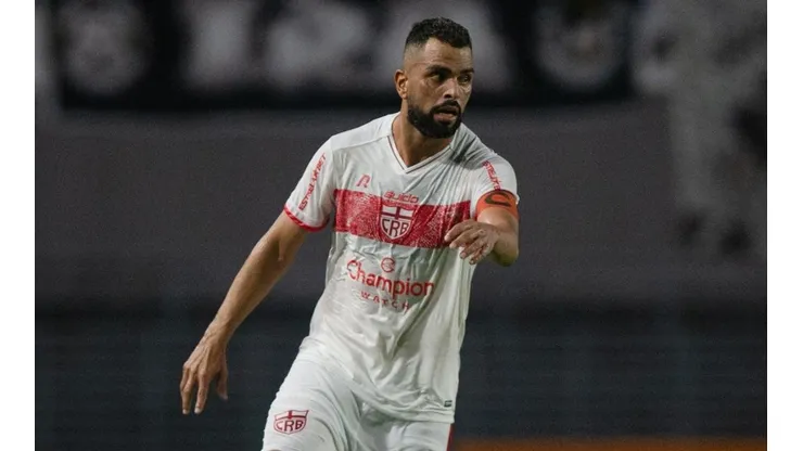 Foto: (Francisco Cedrim/AGIF) - Maicon garantiu que seu objetivo no CRB é estar em campo sempre que possível