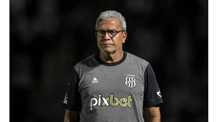Foto: (Thiago Ribeiro/AGIF) - Hélio dos Anjos, técnico da Ponte, deu seu 'ok' para a saída do jogador