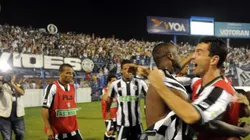 Divulgação Figueirense/ Atacante Reinaldo comemorando gol em duelo contra o Avaí.