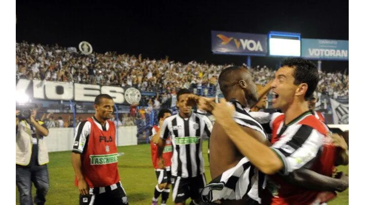 Divulgação Figueirense/ Atacante Reinaldo comemorando gol em duelo contra o Avaí.