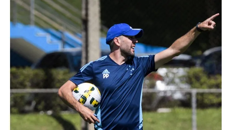 Pezzolano chama responsa define substituto de Canesin na Copa do Brasil