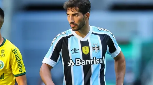 Lucas Silva com a camisa do Grêmio (Foto: Pedro H. Tesch/AGIF)