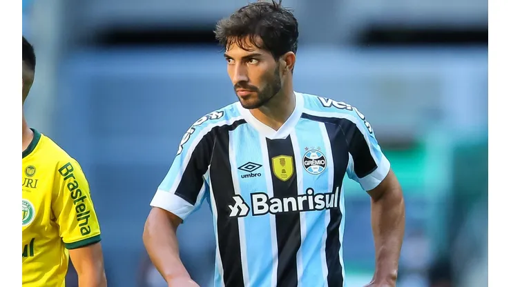 Lucas Silva com a camisa do Grêmio (Foto: Pedro H. Tesch/AGIF)