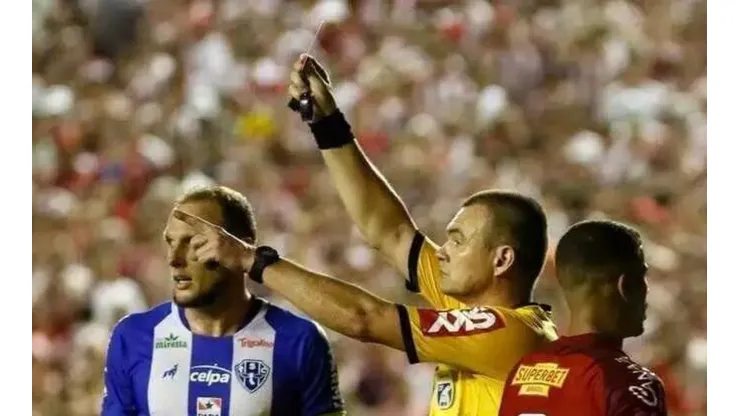 Paulo Paiva/DP Foto/ Árbitro volta aos Aflitos para apitar jogo do Náutico após polêmica; torcida reage na internet.